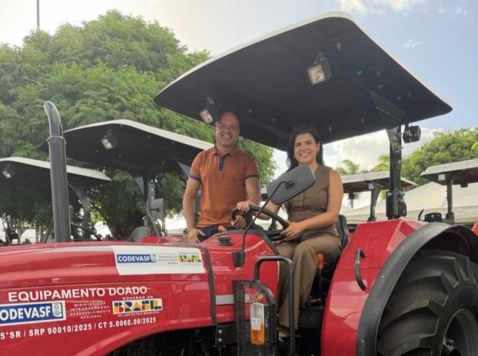 Prefeita Marcela Gomes recebe da Codevasf trator equipado com implementos agrícolas para Novo Lino