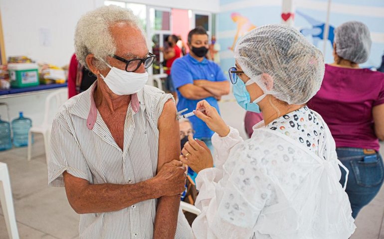 Postos de vacinação estarão abertos durante final de semana para finalizar imunização de grupos prioritários