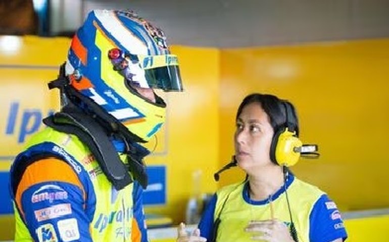Engenheira pioneira na Stock Car busca inclusão: 'Orgulho de ser a 1ª, vergonha de ser única'
