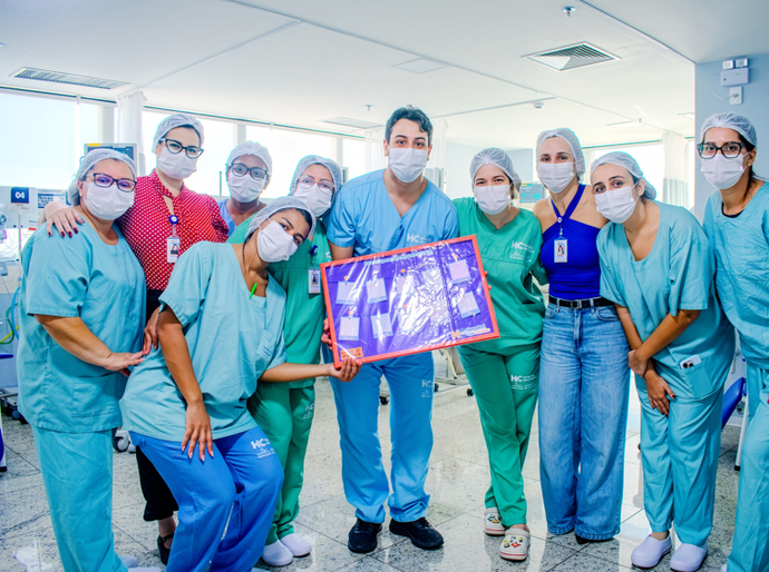 Mães de bebês prematuros homenageiam equipe da UTI Neonatal do Hospital da Cidade