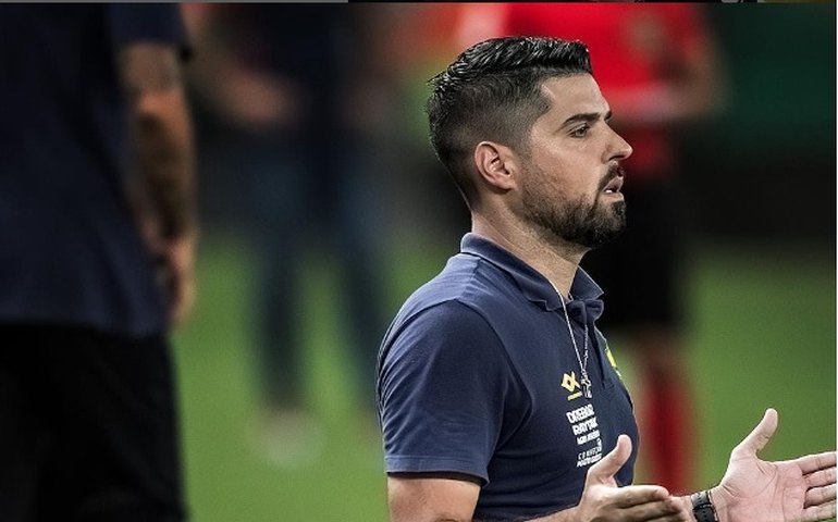 António Oliveira no Corinthians: técnico chega em SP com mulher, filhos e a sogra e vira meme