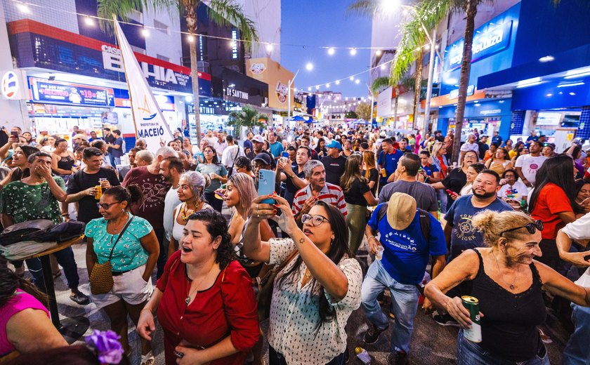 Sextou no Centro estreia com samba e exposição fotográfica, atraindo comerciantes, consumidores e turistas