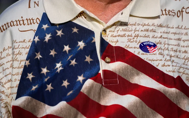 Uma nova pesquisa mostra que os jovens americanos estão rejeitando cada vez mais os partidos Democrata e Republicano.