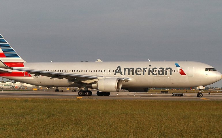 Passageiros negros expulsos de avião da American Airlines vão à justiça contra empresa aérea