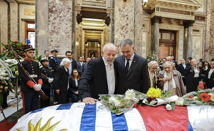 Com participação de Lula, uruguaios se despedem de Pepe Mujica em velório Com participação de Lula, uruguaios se despedem de Pepe Mujica em velório