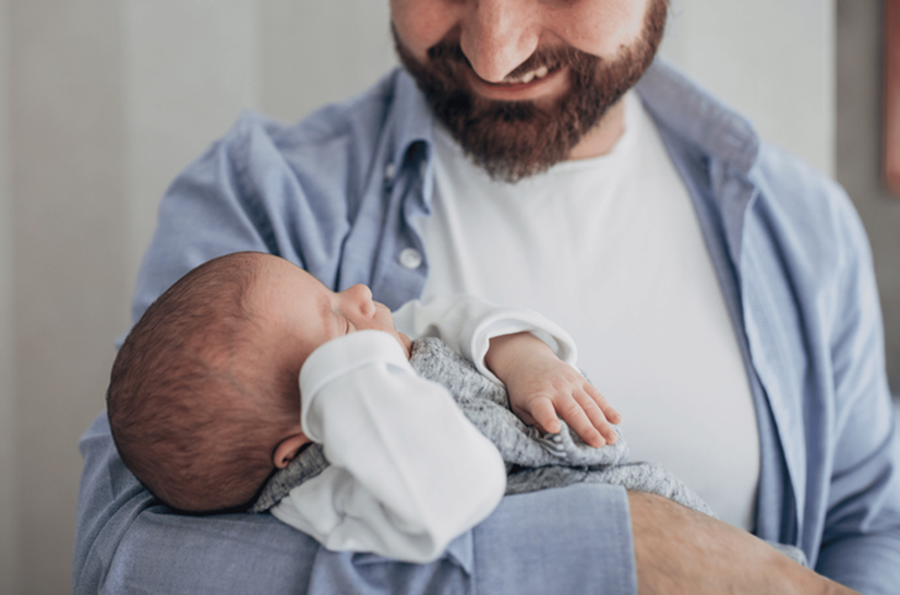 Governo sanciona lei que amplia licença-paternidade para 20 dias e cria salário-paternidade