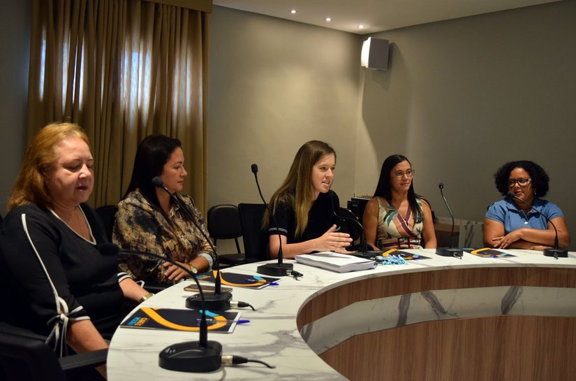 Cibele Moura entrega relatório do Rota da Educação a diretores de escolas e gerentes regionais da região Norte