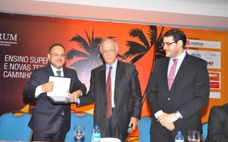 Ministro Henrique Paim elege prioridades para a Educação em 2014