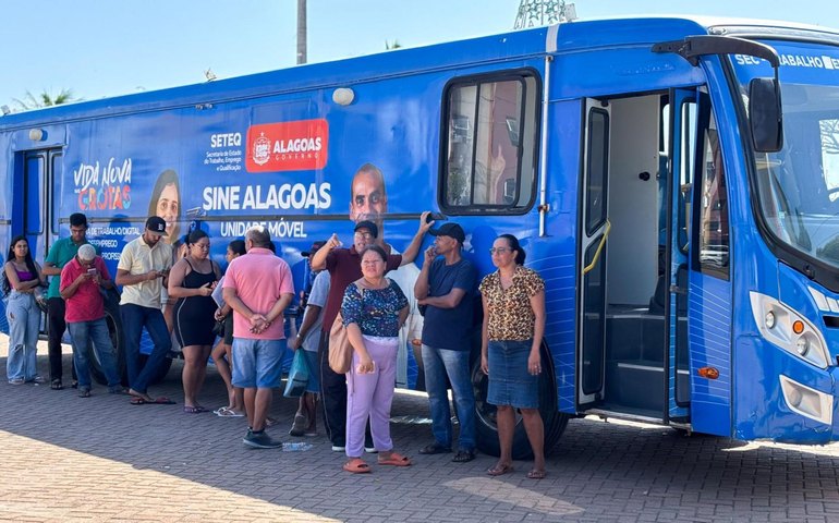 Programa social 'É a Minha Vez' realiza ação para moradores do Jacintinho