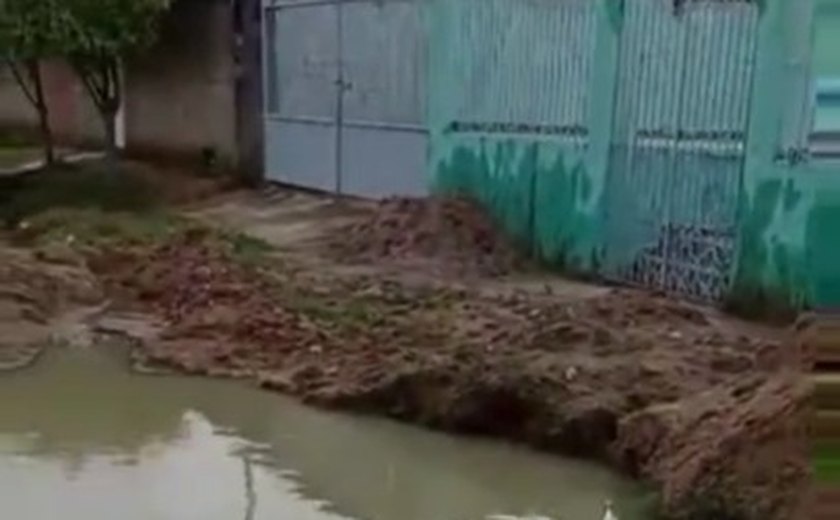 Moradores do São Francisco e José Maia Costa sofrem com lama e crateras gigantescas; veja vídeo