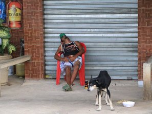 Em tempos em que os animais são tão mau tratados, confirmo com essa imagem a fidelidade canina. Merecem, inclusive, respeito