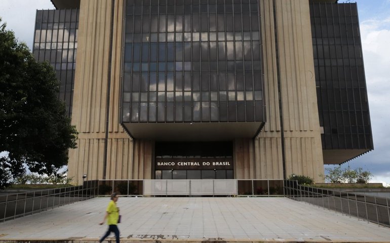 Ambiente externo segue desafiador, alerta BC; no Brasil, há sinais de moderação da atividade