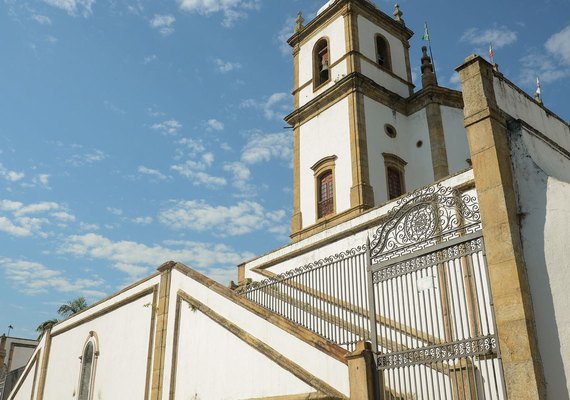 Qual região do Brasil tem mais escolas, hospitais e igrejas no Brasil, segundo o IBGE?