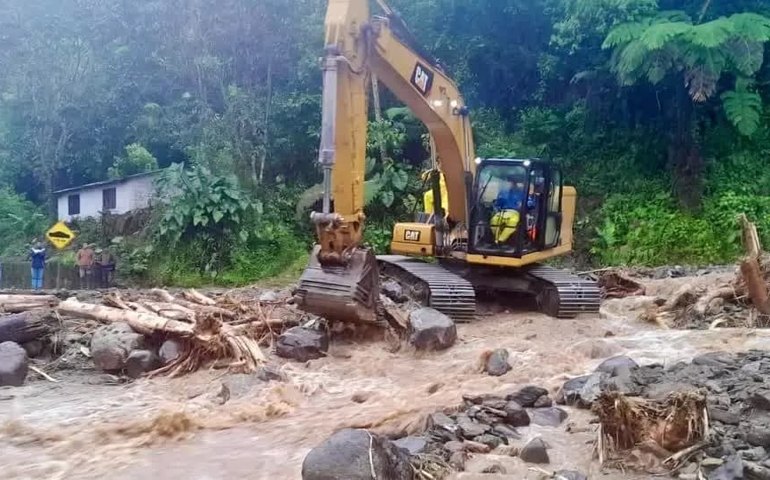 Deslizamento de terra deixa ao menos seis mortos em zona turística do Equador; vídeos