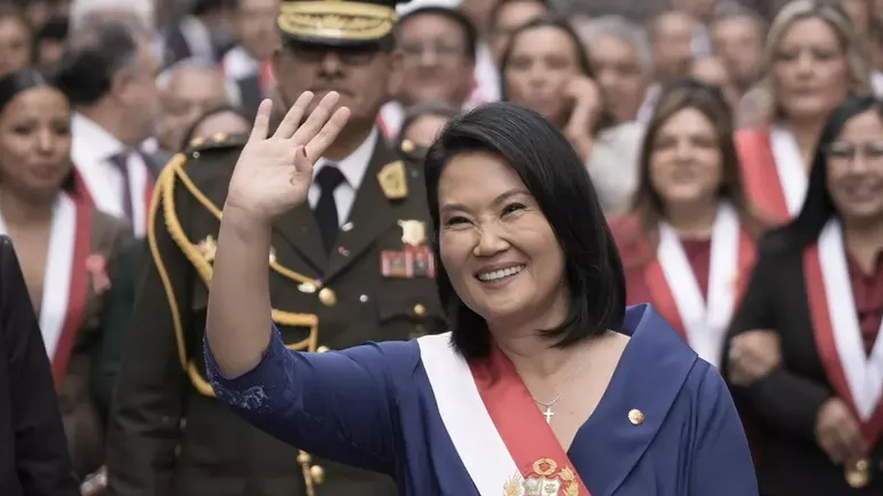 Keiko Fujimori assume presidência do Peru e promete combater criminalidade
