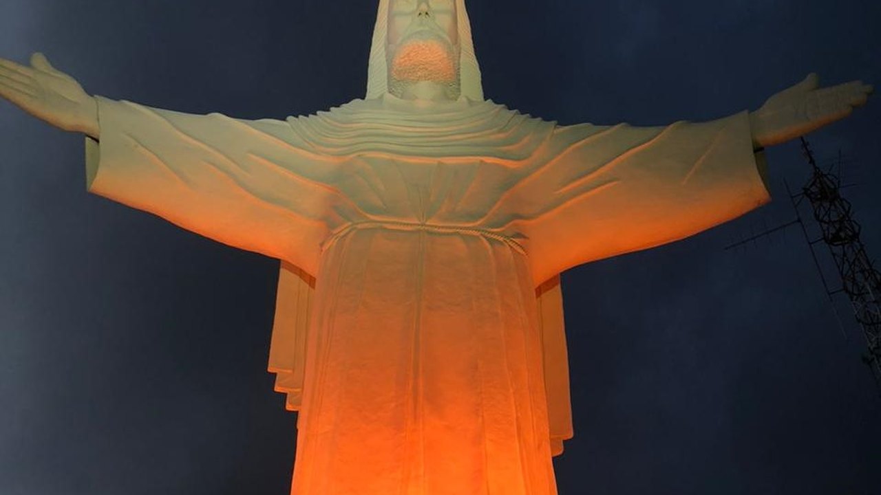 Cristo de Palmeira está iluminado em vermelho, para representar o combate contra a tuberculose