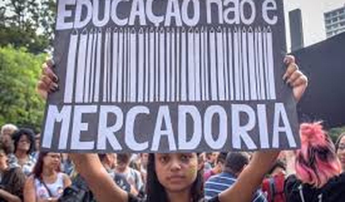 A educação que não educa