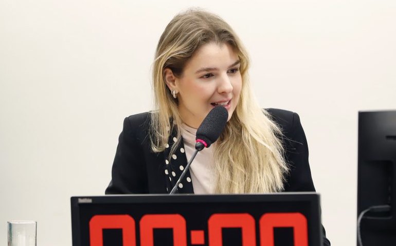 Comissão aprova projeto que exige qualificação para professor que atuar fora da escola