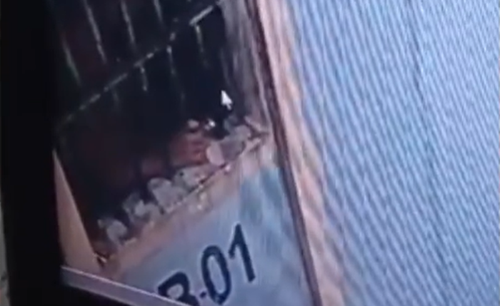 Câmera flagra detento tentando serrar grade de cela de presídio em Maceió
