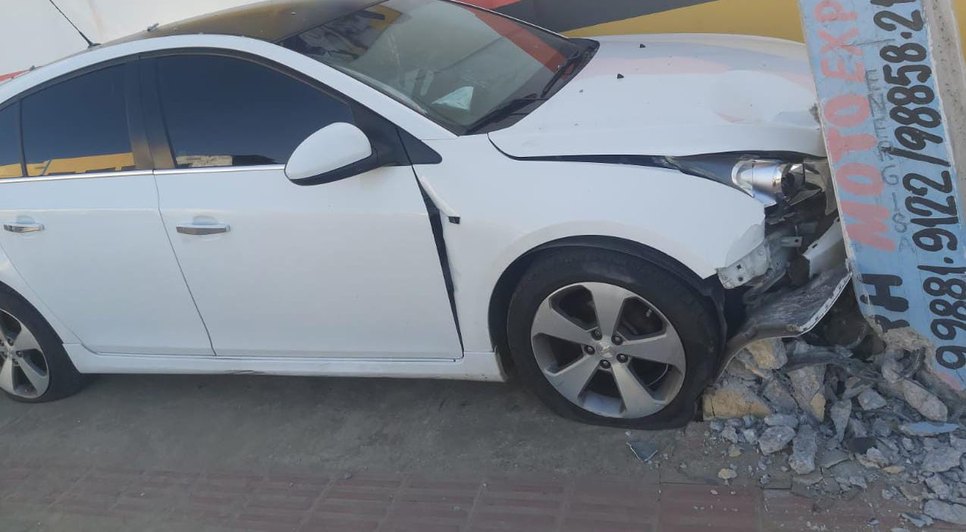 Veículo com restrição de roubo provoca acidente na Avenida Euclides Figueiredo, em Aracaju / Foto: Divulgação/CPTran