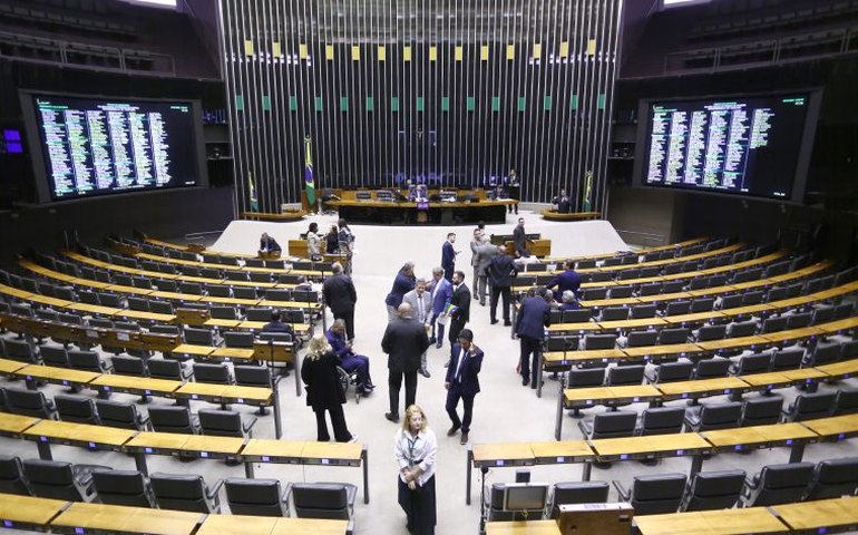 Comissão aprova PEC que atrasa em dez anos a inclusão total dos precatórios na meta fiscal