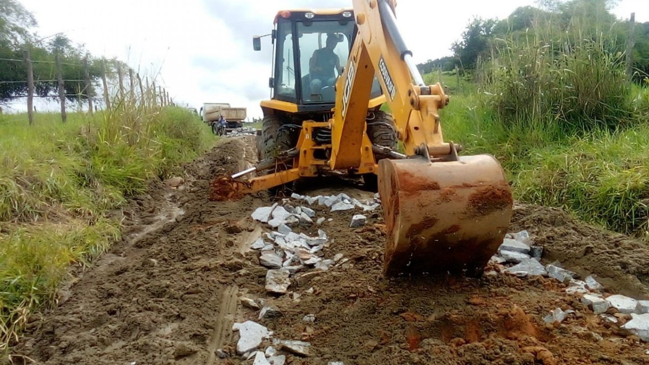 Prefeitura de Santana do Mundaú trabalha na recuperação de estradas atingidas pelas fortes chuvas