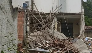 Parte de casa desaba e deixa duas pessoas feridas na Grande Aracaju