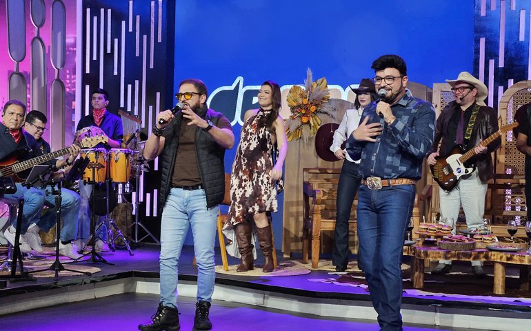 Amanda Françozo recebe famosos em sua festa junina na TV Aparecida