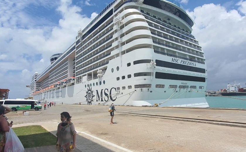 Navio MSC Preziosa desembarca no Porto de Maceió com 2 mil turistas de diversos lugares do país