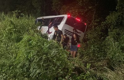 Ônibus com estudantes de Pilar se envolve em acidente na AL-101 Sul