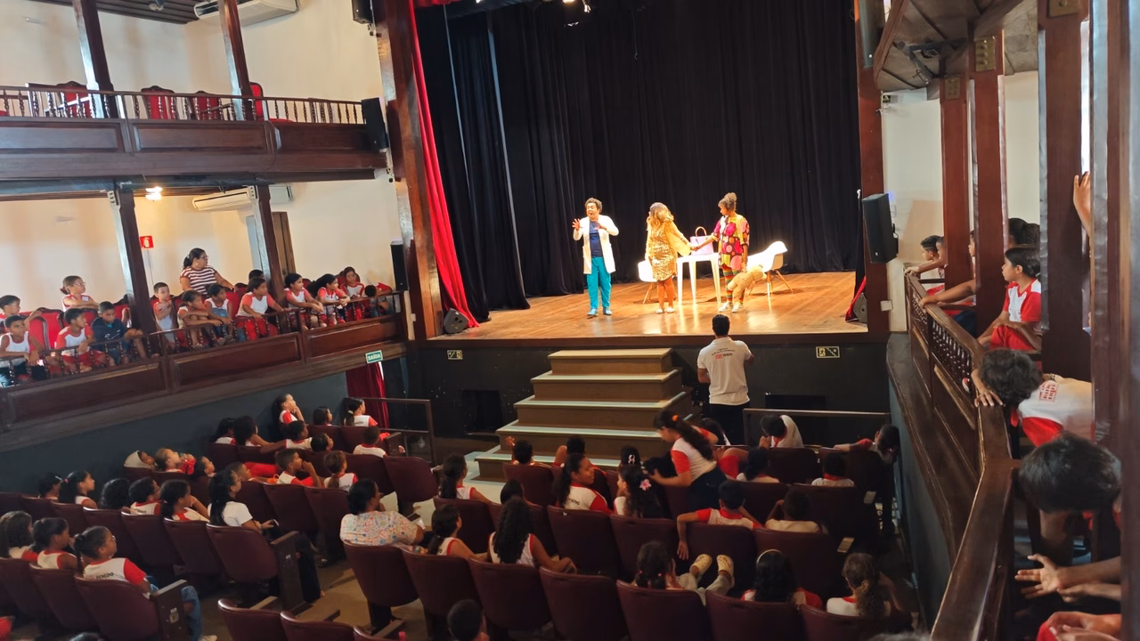Teatro orienta e educa crianças em Penedo sobre vacinação contra a gripe