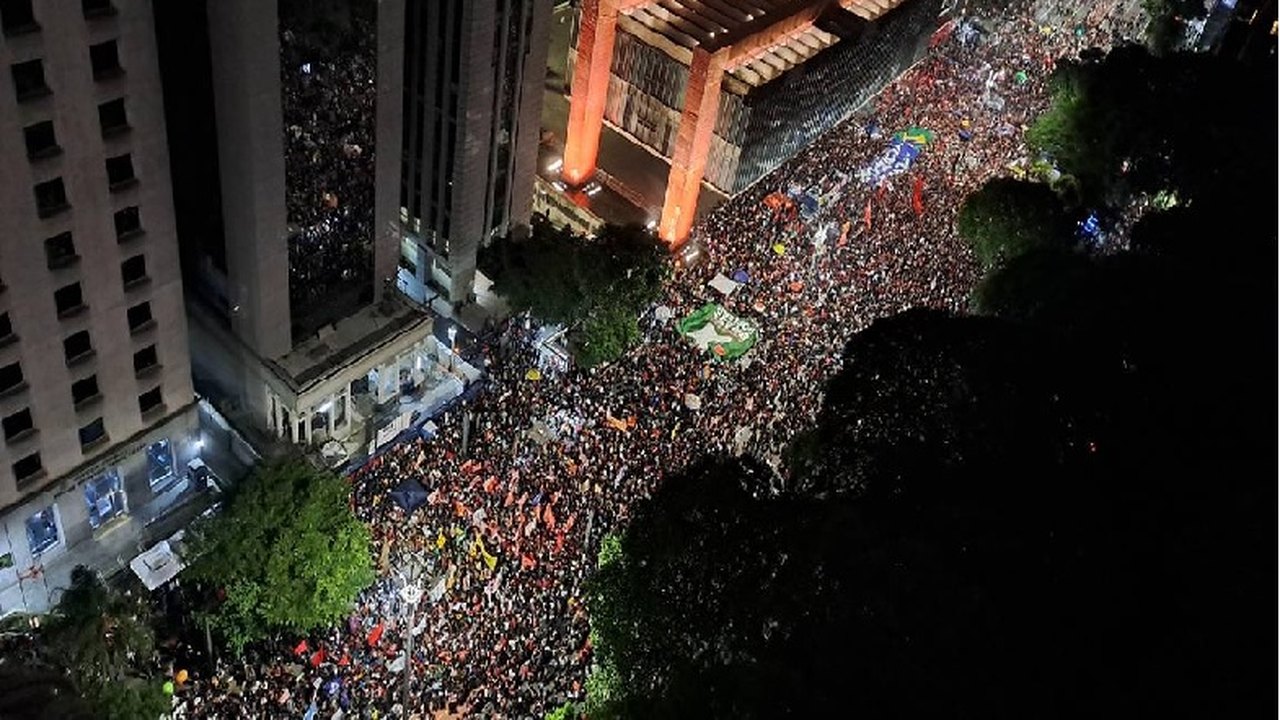 Em SP, movimentos sociais fazem ato pró-democracia em frente ao Masp