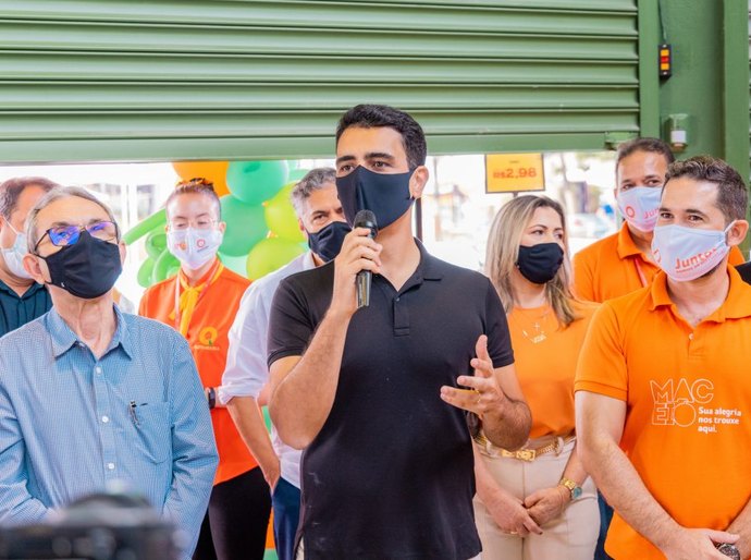 Prefeito JHC participa da inauguração de supermercado e diz que prioridade é gerar emprego