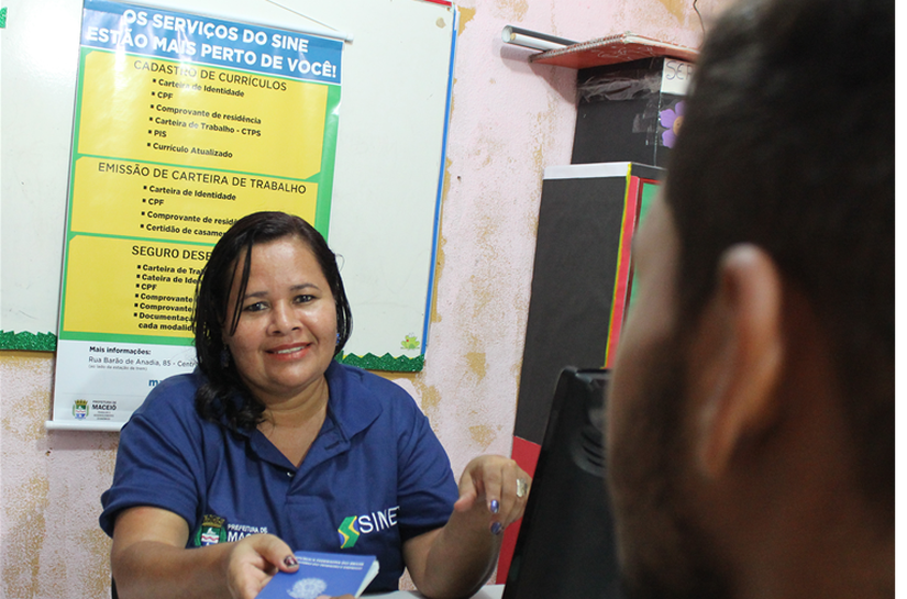 Comunidade escolar do Jacintinho recebe ação do Sine Itinerante