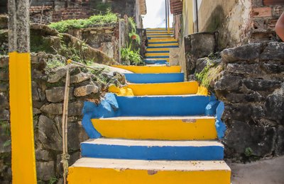 Infraestrutura leva mobilidade e acessibilidade com construção de escadarias na Grota da Caveira 