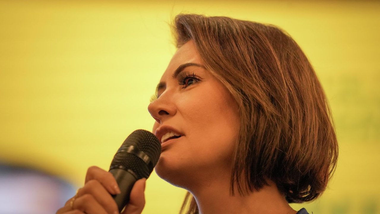 Michelle Bolsonaro defende Tarcísio após ataques de aliados de Flávio