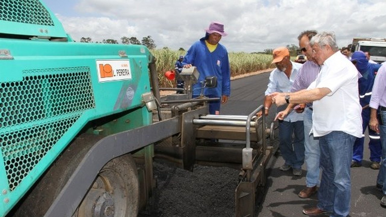 Governador entrega equipamentos agrícolas e visita obras na rodovia AL 105