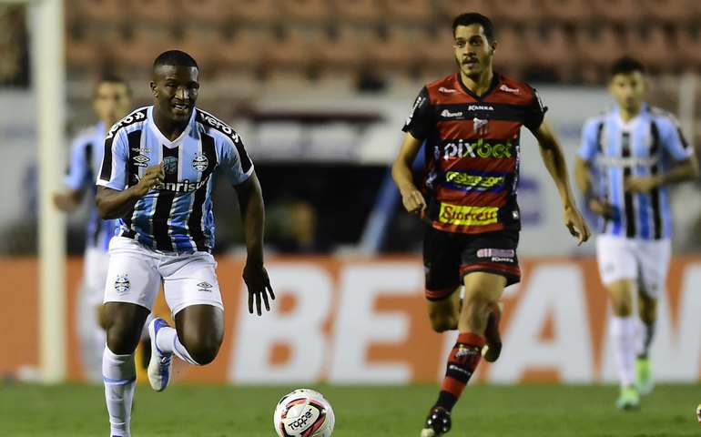 Grêmio joga mal, leva gol no fim do Ituano e fica fora do G-4 na Série B