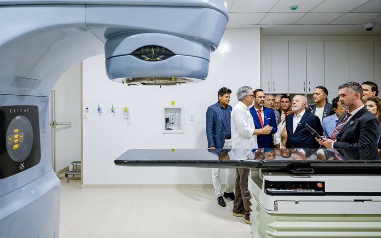 Lula inaugura serviços de radioterapia em cinco cidades do país