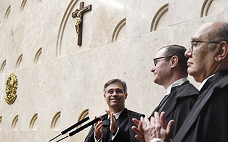 Zanin toma posse no STF e Rosa Weber diz que ministro enriquecerá a Corte