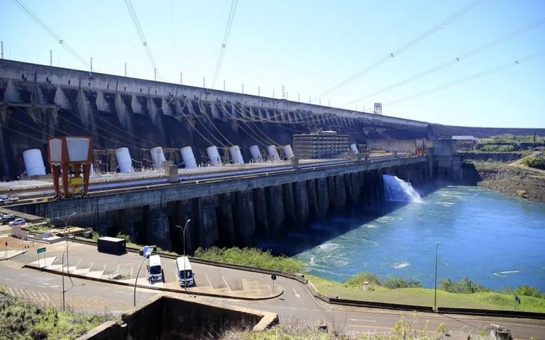 Itaipu está em fase final de instalação de usina solar flutuante e espera produção em novembro