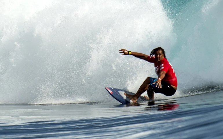 Popular surfista australiano morre afogado após queda de prancha na Indonésia