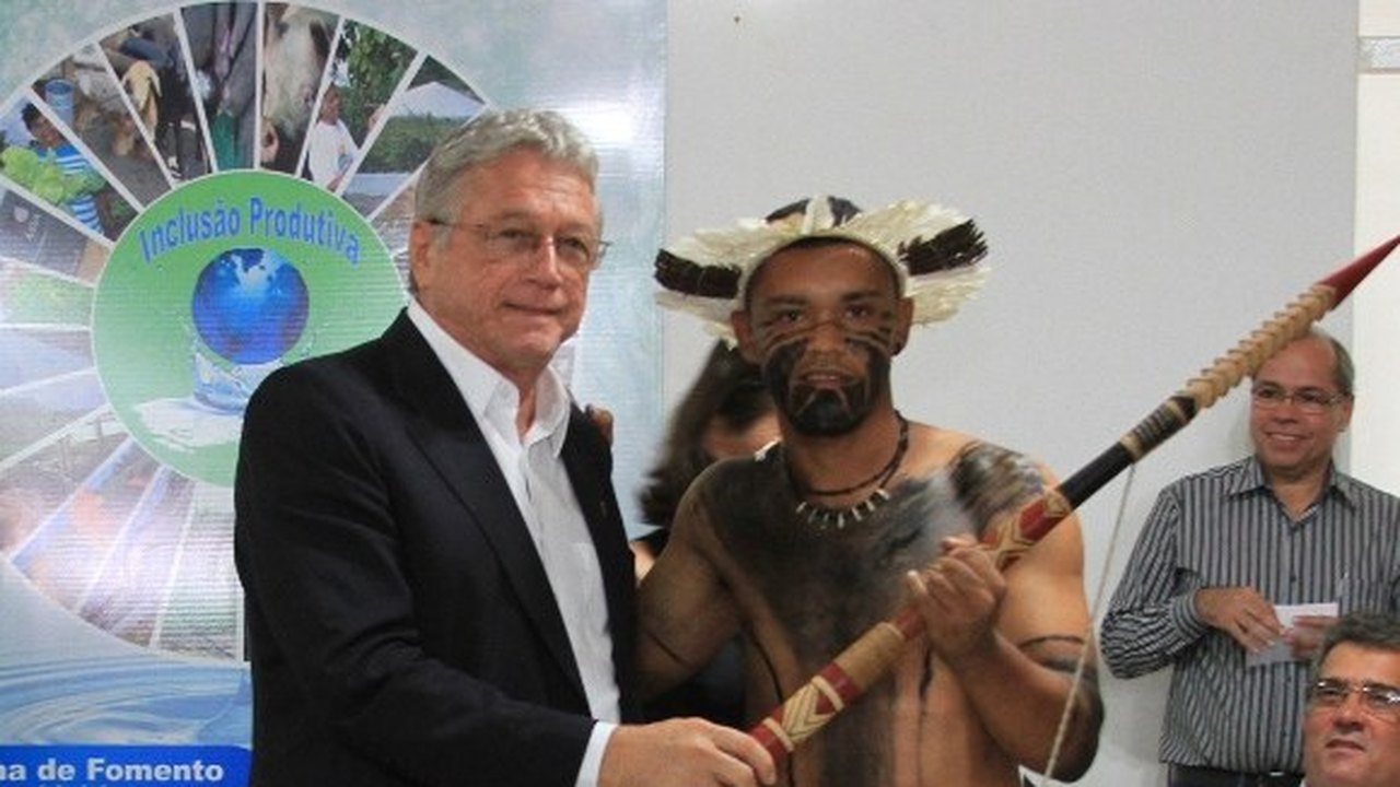 Vilela inaugura sede da Emater, entrega veículo e é homenageado