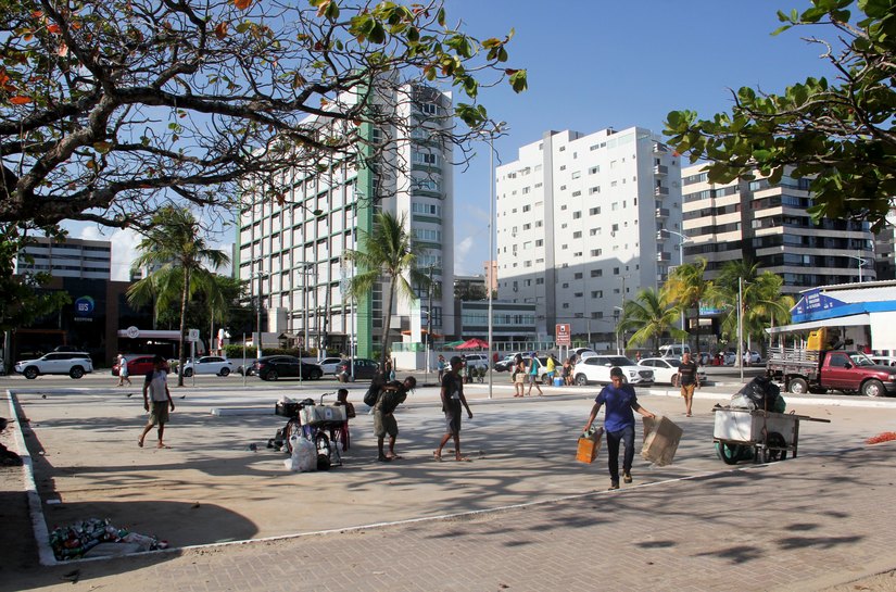 Redução de estacionamento da orla amplia segurança para ambulantes e pedestres em Maceió