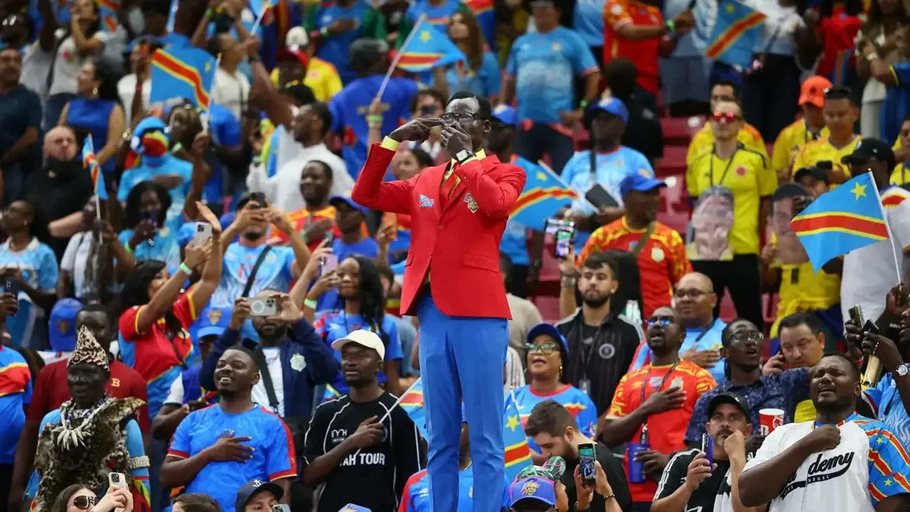 Queridinho do Brasil e garoto-propaganda, 'torcedor-estátua' da RD Congo Lumumba Vea vira sucesso na web