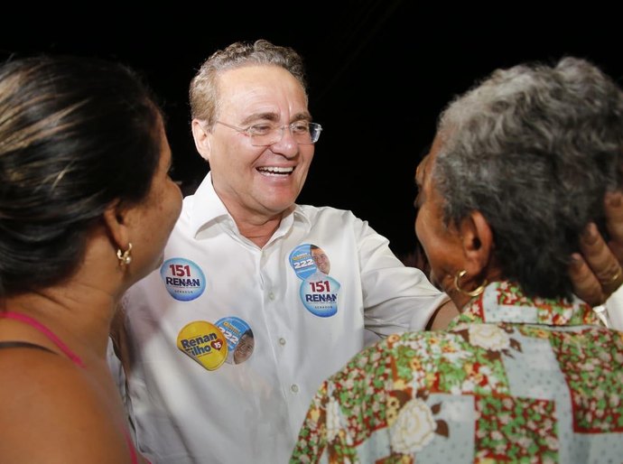 Multidão acompanha senador Renan em sua primeira caminhada em Maceió