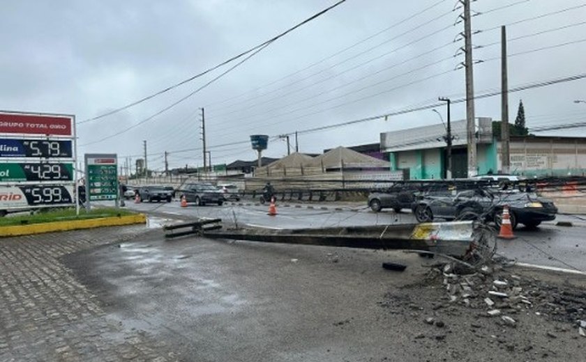 Ônibus sem controle ﻿atinge poste na Av. Menino Marcelo