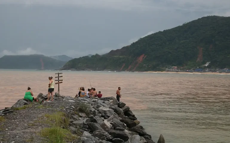 Jovem de 19 anos desaparece no mar em praia de Ubatuba; bombeiros fazem buscas
