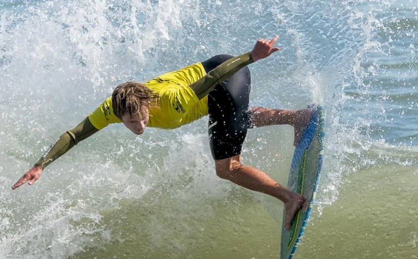 Primeiro skimboarder a se arriscar nas ondas gigantes de Nazaré, Lucas Fink vai em busca do tetra no Mundial