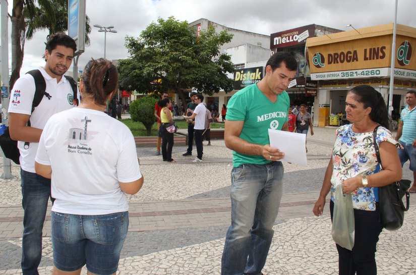 População de Arapiraca recebe orientações sobre combate ao Aedes